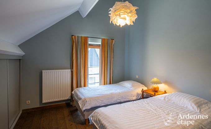 Ruime vakantiewoning in Maredsous voor 18 personen met 6 slaapkamers, 5 badkamers, pizzaoven en grote privtuin nabij Dinant en Mettet
