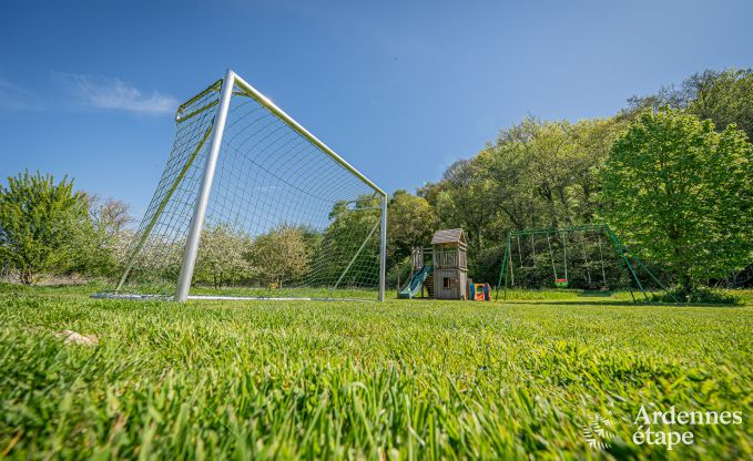 Ruime vakantiewoning in Maredsous voor 18 personen met 6 slaapkamers, 5 badkamers, pizzaoven en grote privtuin nabij Dinant en Mettet