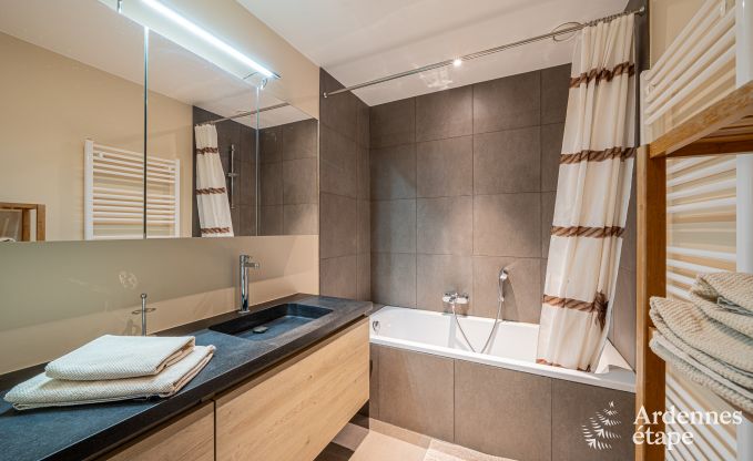 Ruime vakantiewoning in Maredsous voor 18 personen met 6 slaapkamers, 5 badkamers, pizzaoven en grote privtuin nabij Dinant en Mettet