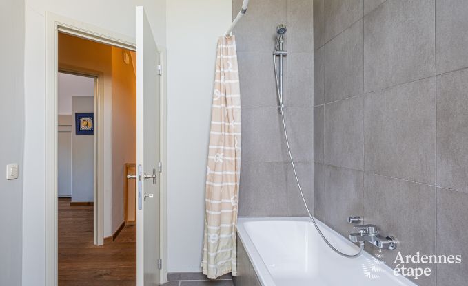 Ruime vakantiewoning in Maredsous voor 18 personen met 6 slaapkamers, 5 badkamers, pizzaoven en grote privtuin nabij Dinant en Mettet