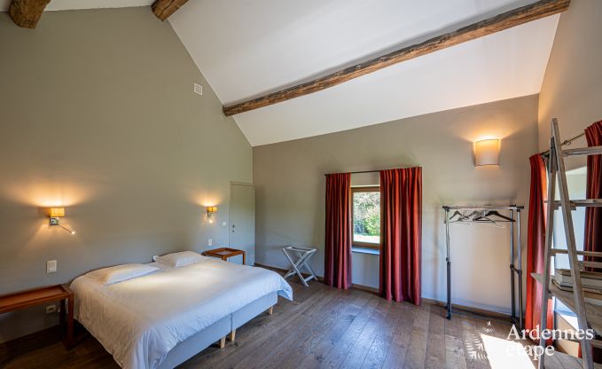 Ruime vakantiewoning in Maredsous voor 18 personen met 6 slaapkamers, 5 badkamers, pizzaoven en grote privtuin nabij Dinant en Mettet