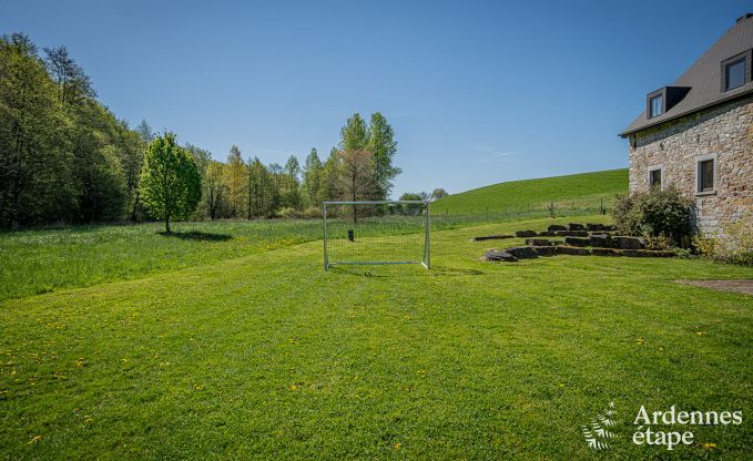 Ruime vakantiewoning in Maredsous voor 18 personen met 6 slaapkamers, 5 badkamers, pizzaoven en grote privtuin nabij Dinant en Mettet