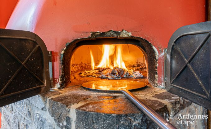 Ruime vakantiewoning in Maredsous voor 18 personen met 6 slaapkamers, 5 badkamers, pizzaoven en grote privtuin nabij Dinant en Mettet