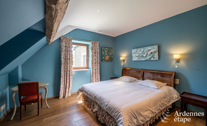 Ruime vakantiewoning in Maredsous voor 18 personen met 6 slaapkamers, 5 badkamers, pizzaoven en grote privtuin nabij Dinant en Mettet