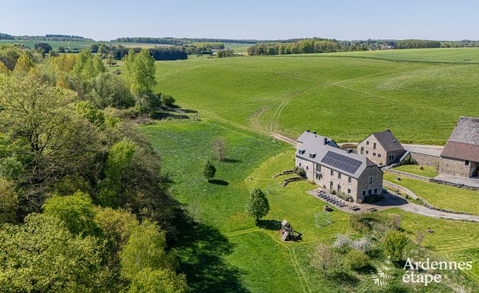 Ruime vakantiewoning in Maredsous voor 18 personen met 6 slaapkamers, 5 badkamers, pizzaoven en grote privtuin nabij Dinant en Mettet