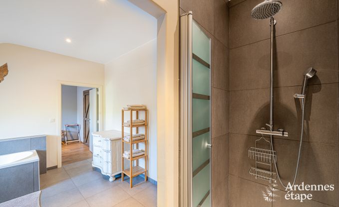 Ruime vakantiewoning in Maredsous voor 18 personen met 6 slaapkamers, 5 badkamers, pizzaoven en grote privtuin nabij Dinant en Mettet