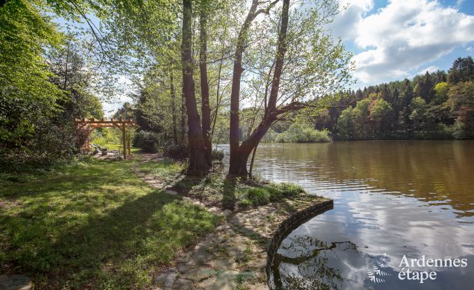 Romantische chalet aan het water voor 2 personen in Momignies
