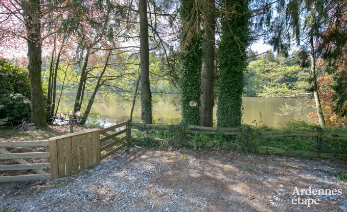 Romantische chalet aan het water voor 2 personen in Momignies