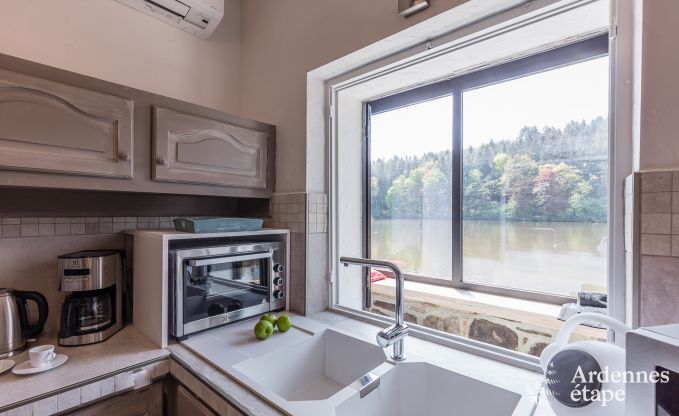 Romantische chalet aan het water voor 2 personen in Momignies