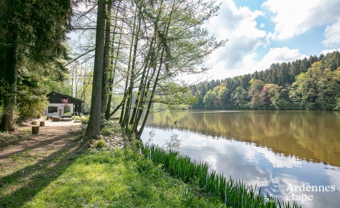 Romantische chalet aan het water voor 2 personen in Momignies