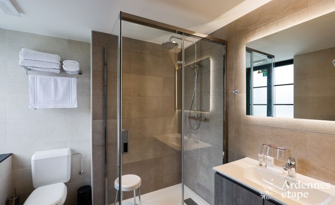 Ruime villa aan het water in Namen voor 25 personen met 8 slaap- en badkamers, priv�tuin en professioneel uitgeruste keuken