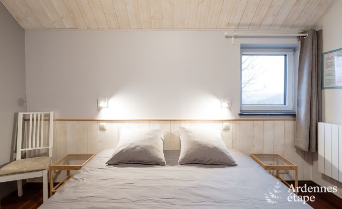Comfortabel vakantiehuis in Neufchateau, ideaal voor 15 personen, met bubbelbad, sauna en speelvoorzieningen
