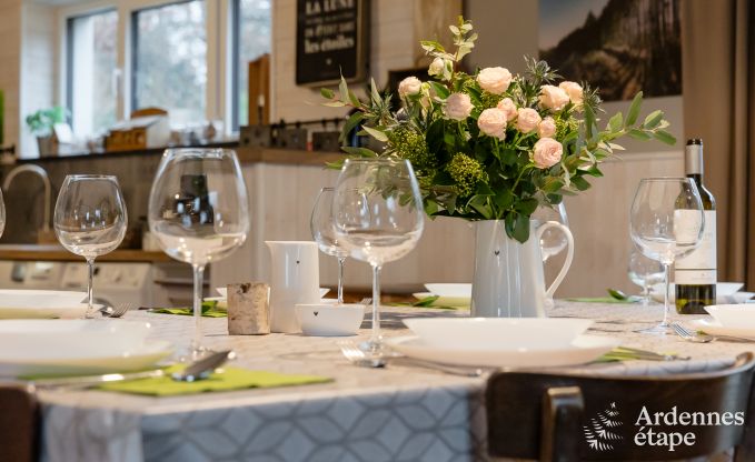 Comfortabel vakantiehuis in Neufchateau, ideaal voor 15 personen, met bubbelbad, sauna en speelvoorzieningen