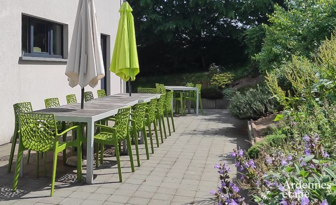 Comfortabel vakantiehuis in Neufchateau, ideaal voor 15 personen, met bubbelbad, sauna en speelvoorzieningen