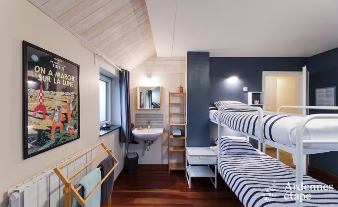 Comfortabel vakantiehuis in Neufchateau, ideaal voor 15 personen, met bubbelbad, sauna en speelvoorzieningen