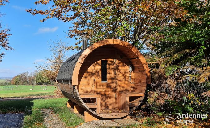 Comfortabel vakantiehuis in Neufchateau, ideaal voor 15 personen, met bubbelbad, sauna en speelvoorzieningen
