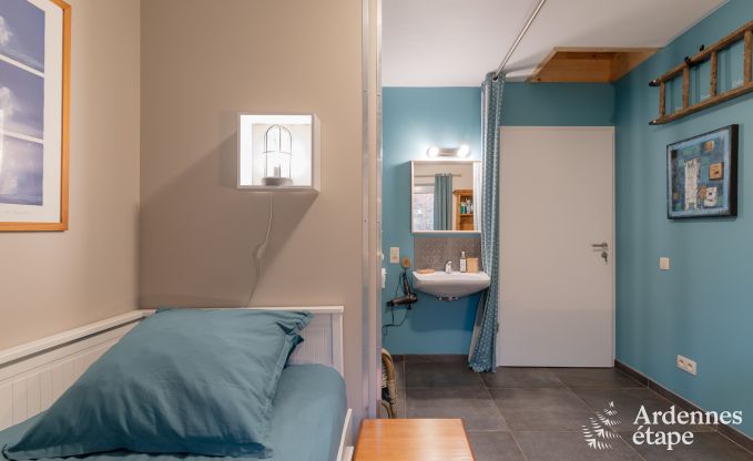 Comfortabel vakantiehuis in Neufchateau, ideaal voor 15 personen, met bubbelbad, sauna en speelvoorzieningen