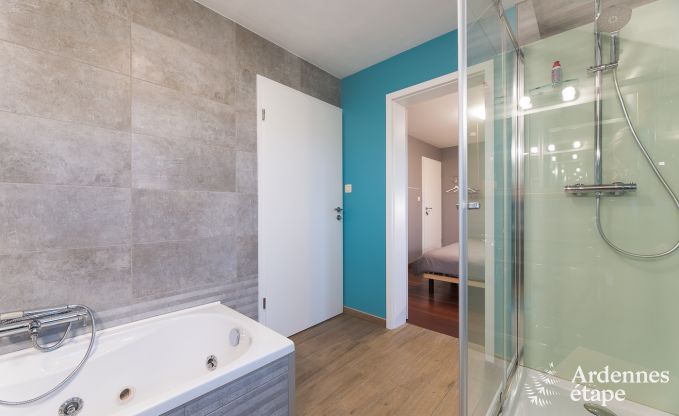 Comfortabel vakantiehuis in Neufchateau, ideaal voor 15 personen, met bubbelbad, sauna en speelvoorzieningen