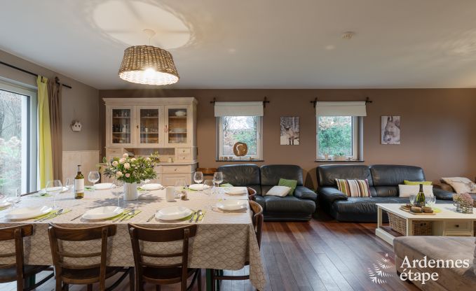 Comfortabel vakantiehuis in Neufchateau, ideaal voor 15 personen, met bubbelbad, sauna en speelvoorzieningen
