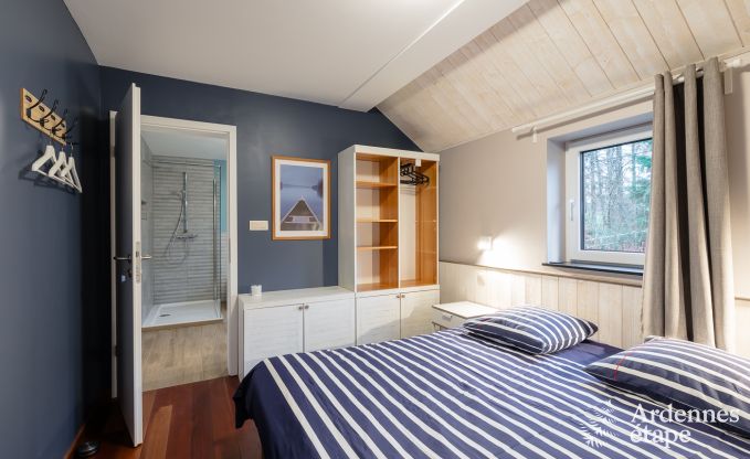 Comfortabel vakantiehuis in Neufchateau, ideaal voor 15 personen, met bubbelbad, sauna en speelvoorzieningen