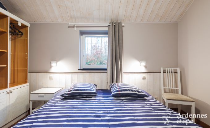 Comfortabel vakantiehuis in Neufchateau, ideaal voor 15 personen, met bubbelbad, sauna en speelvoorzieningen