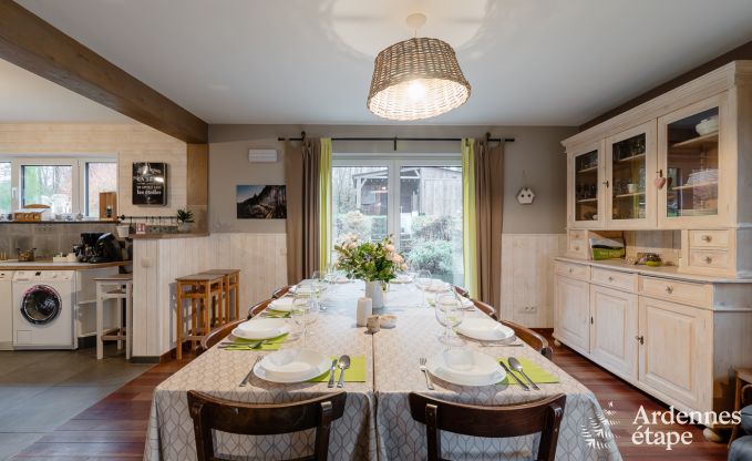 Comfortabel vakantiehuis in Neufchateau, ideaal voor 15 personen, met bubbelbad, sauna en speelvoorzieningen