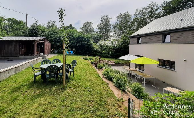 Comfortabel vakantiehuis in Neufchateau, ideaal voor 15 personen, met bubbelbad, sauna en speelvoorzieningen