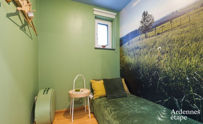 Comfortabel vakantiehuis in Neufchateau, ideaal voor 15 personen, met bubbelbad, sauna en speelvoorzieningen