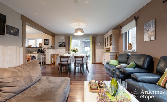 Comfortabel vakantiehuis in Neufchateau, ideaal voor 15 personen, met bubbelbad, sauna en speelvoorzieningen