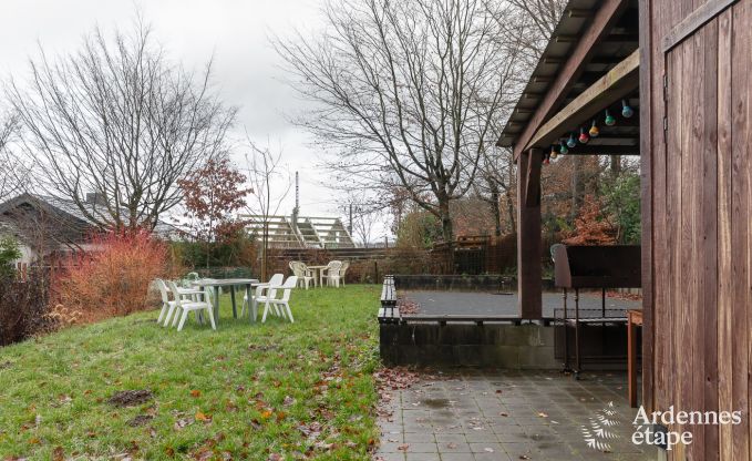 Comfortabel vakantiehuis in Neufchateau, ideaal voor 15 personen, met bubbelbad, sauna en speelvoorzieningen