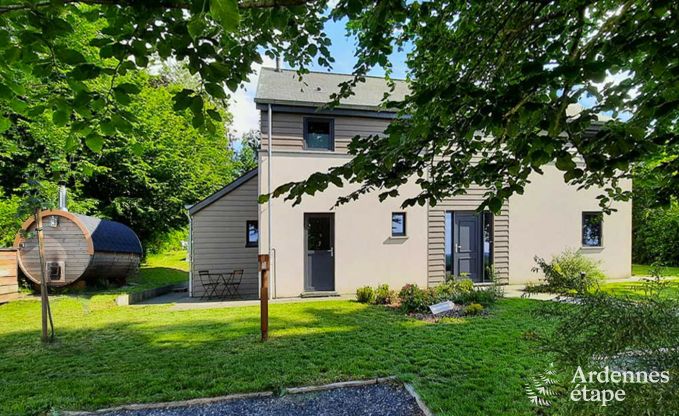 Comfortabel vakantiehuis in Neufchateau, ideaal voor 15 personen, met bubbelbad, sauna en speelvoorzieningen