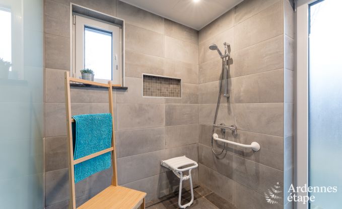 Comfortabel vakantiehuis in Neufchateau, ideaal voor 15 personen, met bubbelbad, sauna en speelvoorzieningen