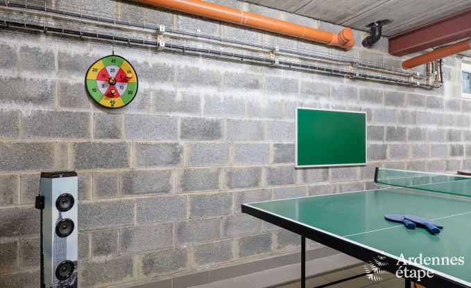 Comfortabel vakantiehuis in Neufchateau, ideaal voor 15 personen, met bubbelbad, sauna en speelvoorzieningen