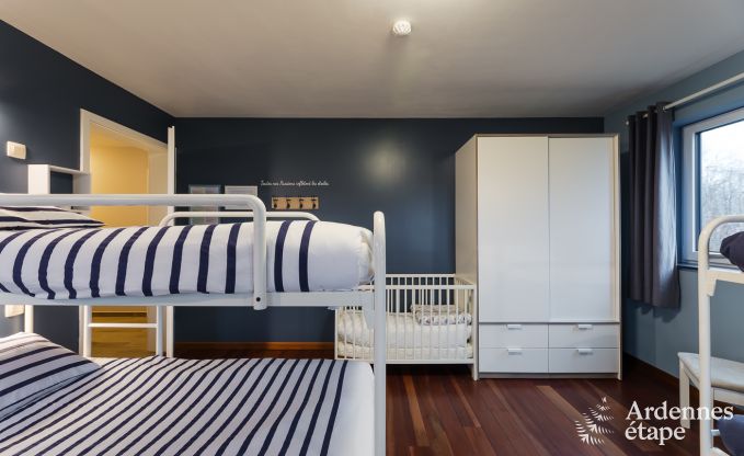 Comfortabel vakantiehuis in Neufchateau, ideaal voor 15 personen, met bubbelbad, sauna en speelvoorzieningen