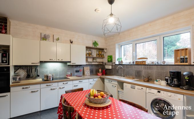 Comfortabel vakantiehuis in Neufchateau, ideaal voor 15 personen, met bubbelbad, sauna en speelvoorzieningen