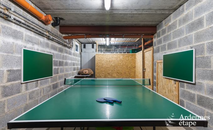 Comfortabel vakantiehuis in Neufchateau, ideaal voor 15 personen, met bubbelbad, sauna en speelvoorzieningen