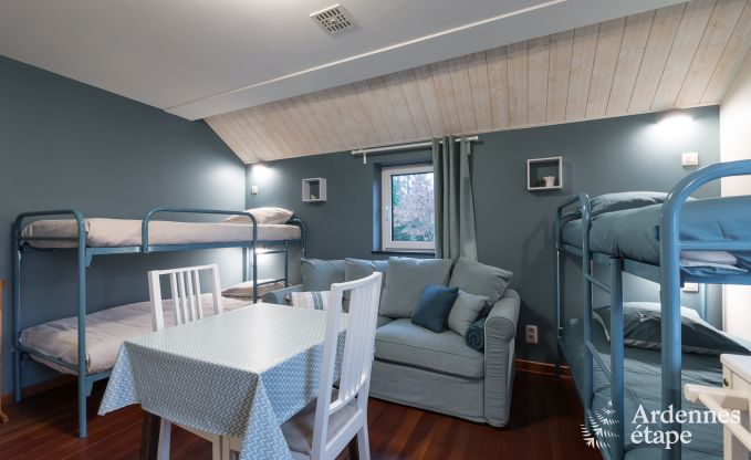 Comfortabel vakantiehuis in Neufchateau, ideaal voor 15 personen, met bubbelbad, sauna en speelvoorzieningen