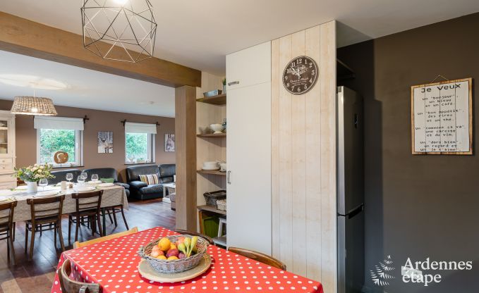 Comfortabel vakantiehuis in Neufchateau, ideaal voor 15 personen, met bubbelbad, sauna en speelvoorzieningen