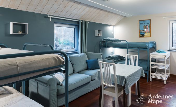 Comfortabel vakantiehuis in Neufchateau, ideaal voor 15 personen, met bubbelbad, sauna en speelvoorzieningen