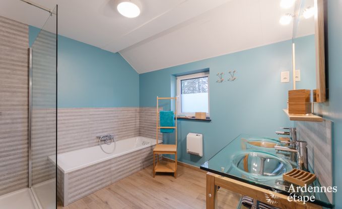 Comfortabel vakantiehuis in Neufchateau, ideaal voor 15 personen, met bubbelbad, sauna en speelvoorzieningen