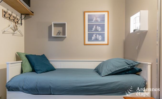 Comfortabel vakantiehuis in Neufchateau, ideaal voor 15 personen, met bubbelbad, sauna en speelvoorzieningen