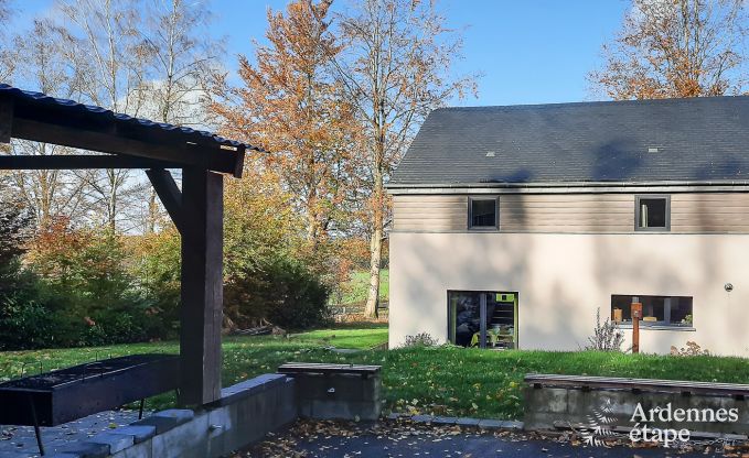 Comfortabel vakantiehuis in Neufchateau, ideaal voor 15 personen, met bubbelbad, sauna en speelvoorzieningen