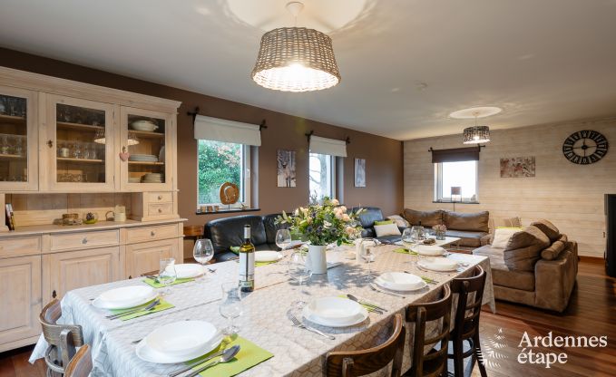 Comfortabel vakantiehuis in Neufchateau, ideaal voor 15 personen, met bubbelbad, sauna en speelvoorzieningen