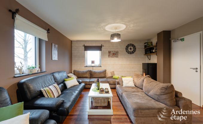 Comfortabel vakantiehuis in Neufchateau, ideaal voor 15 personen, met bubbelbad, sauna en speelvoorzieningen