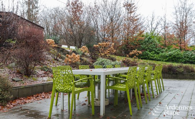 Comfortabel vakantiehuis in Neufchateau, ideaal voor 15 personen, met bubbelbad, sauna en speelvoorzieningen