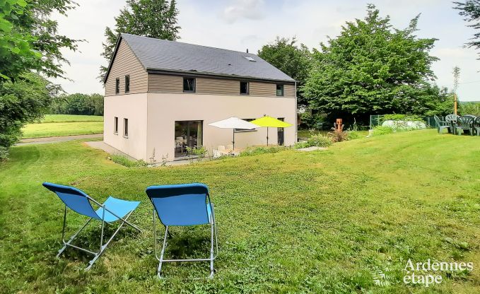 Comfortabel vakantiehuis in Neufchateau, ideaal voor 15 personen, met bubbelbad, sauna en speelvoorzieningen