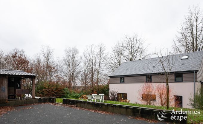 Comfortabel vakantiehuis in Neufchateau, ideaal voor 15 personen, met bubbelbad, sauna en speelvoorzieningen