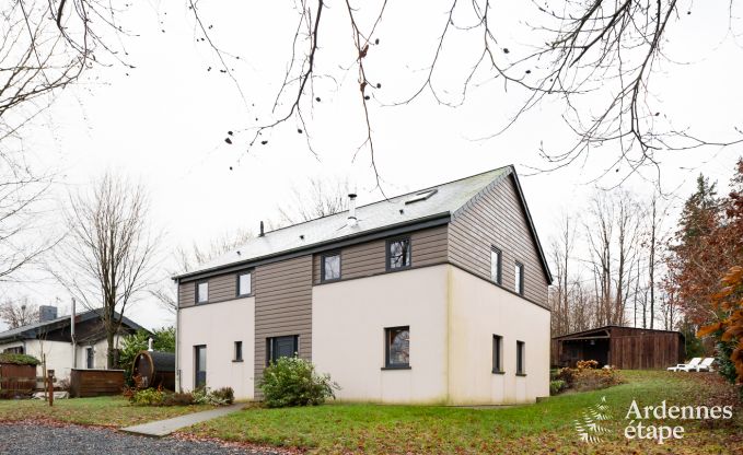 Comfortabel vakantiehuis in Neufchateau, ideaal voor 15 personen, met bubbelbad, sauna en speelvoorzieningen