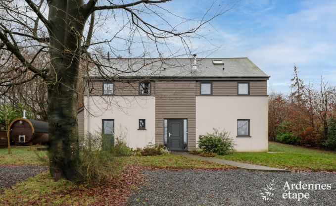 Comfortabel vakantiehuis in Neufchateau, ideaal voor 15 personen, met bubbelbad, sauna en speelvoorzieningen