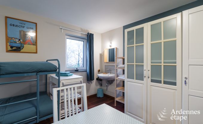 Comfortabel vakantiehuis in Neufchateau, ideaal voor 15 personen, met bubbelbad, sauna en speelvoorzieningen